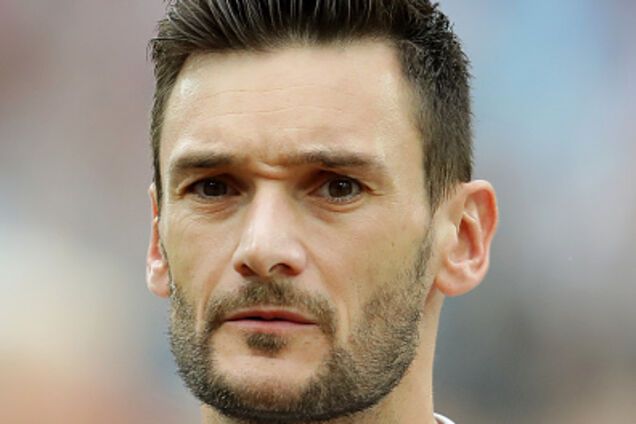 Французский вратарь попробовал на вкус стрекозу во время матча ЧМ-2018