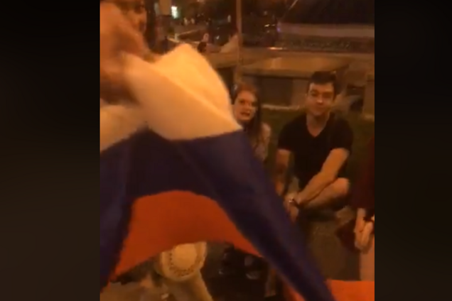 'Закопаю з триколором!' У центрі Києва влаштували бійку через прапор Росії