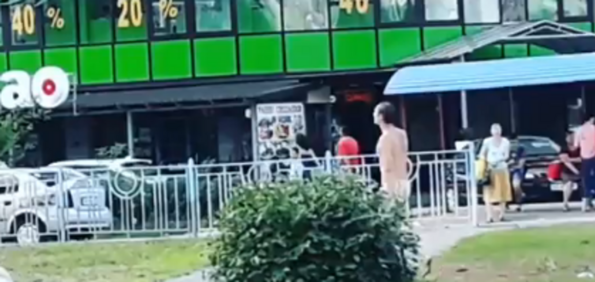 По Києву розгулював голий чоловік: у мережу виклали відео 18+