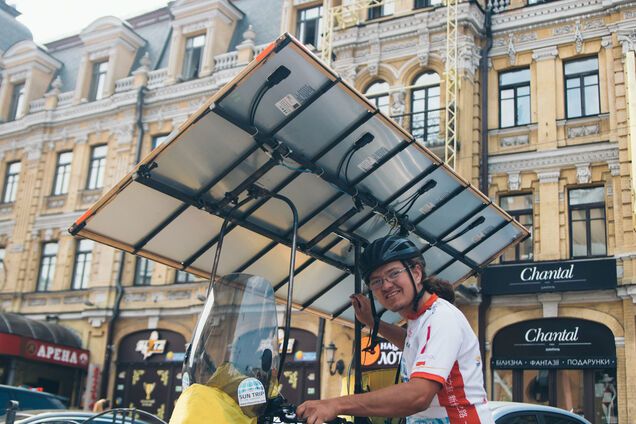 В Китай на 'солнечном' велосипеде: необычный путешественник заехал в Киев