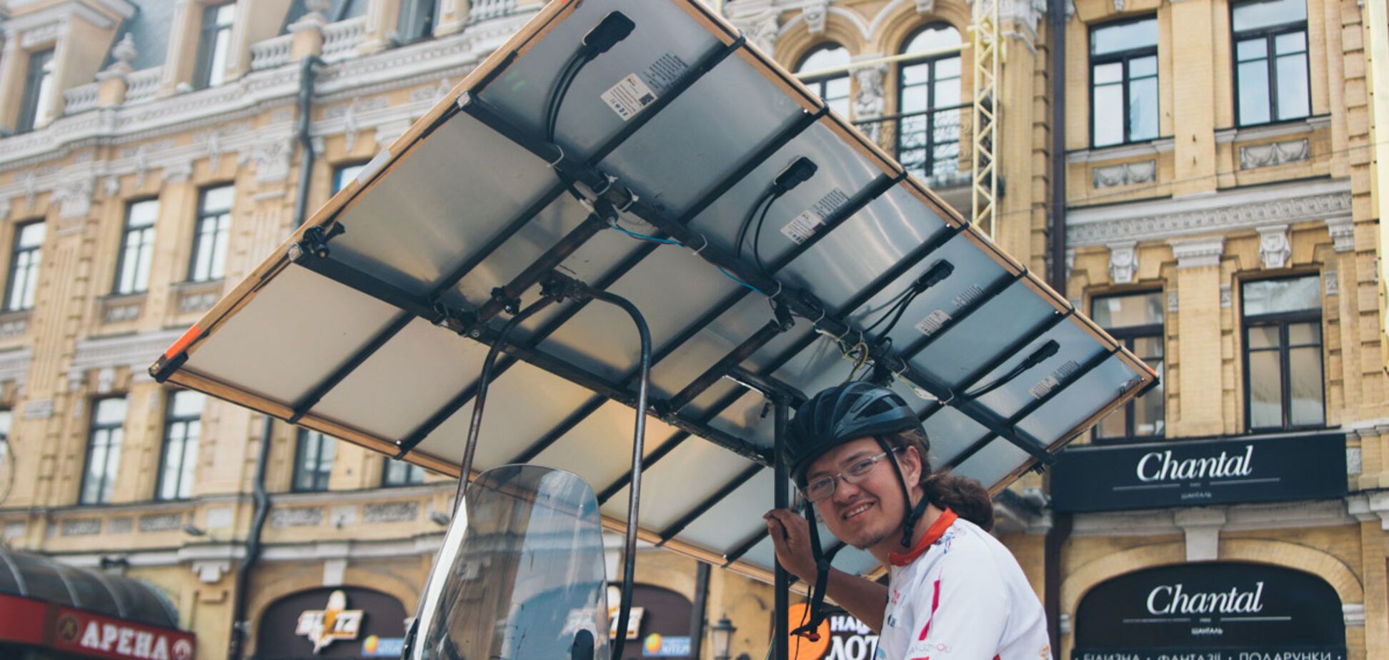 В Китай на 'солнечном' велосипеде: необычный путешественник заехал в Киев