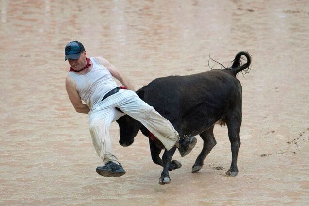 Не для слабонервных: на испанском фестивале быки покалечили людей. Фото