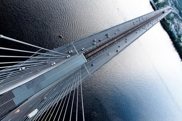 Не детский экстрим: руферы залезли на самый высокий мост Киева. Видео