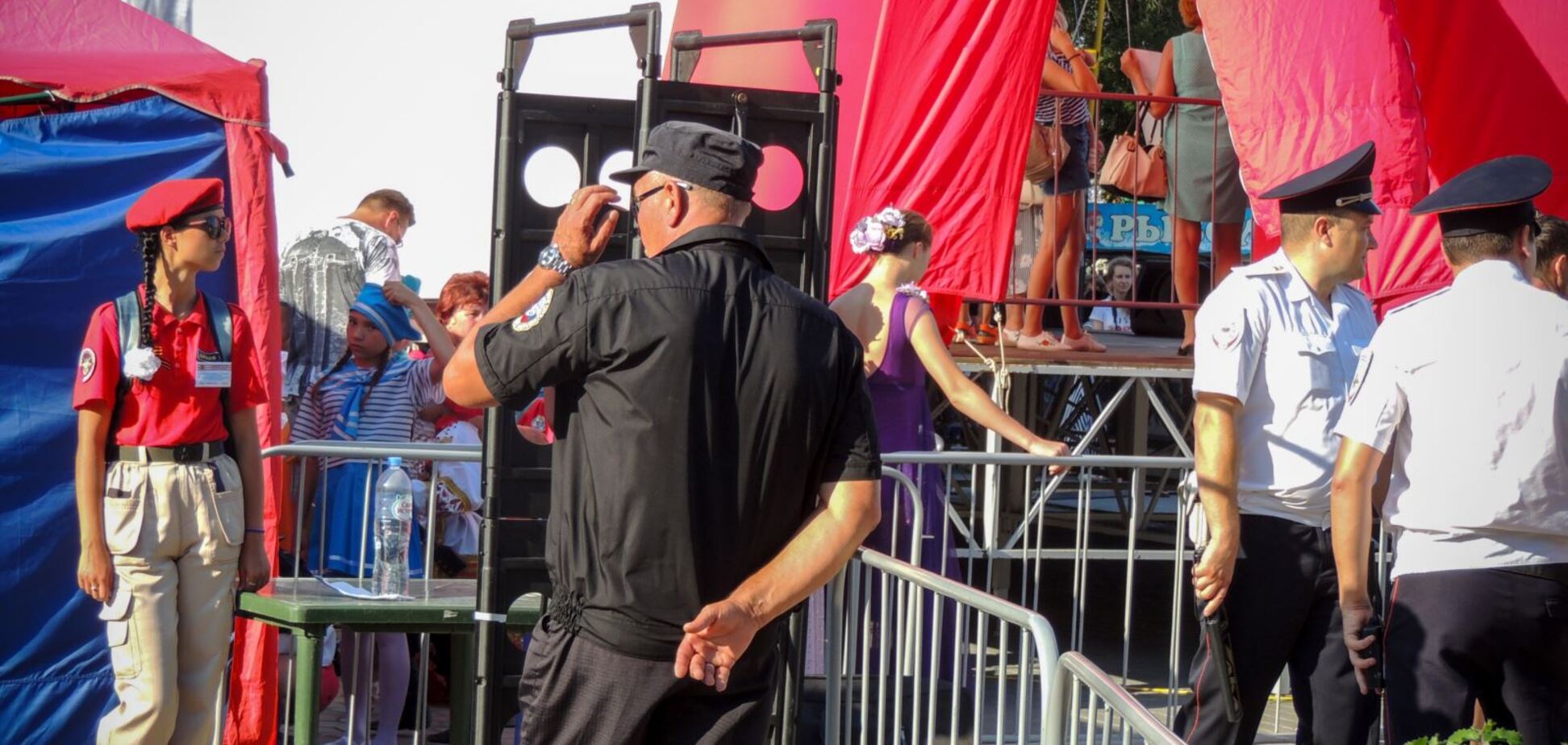 Дети работают на набережной