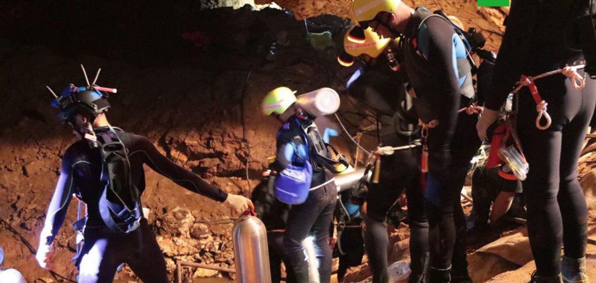 В Таиланде из затопленной пещеры освободили первых детей