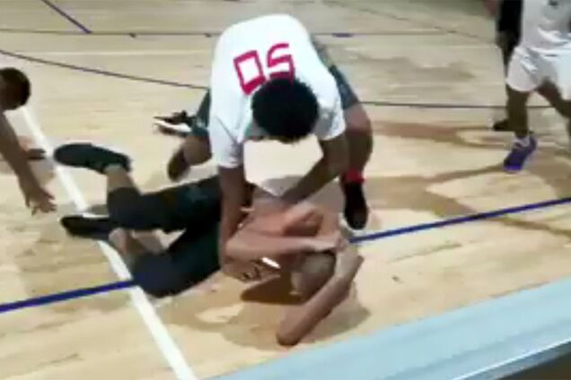 Баскетболісти-школярі у США влаштували страшне побоїще - опубліковано відео