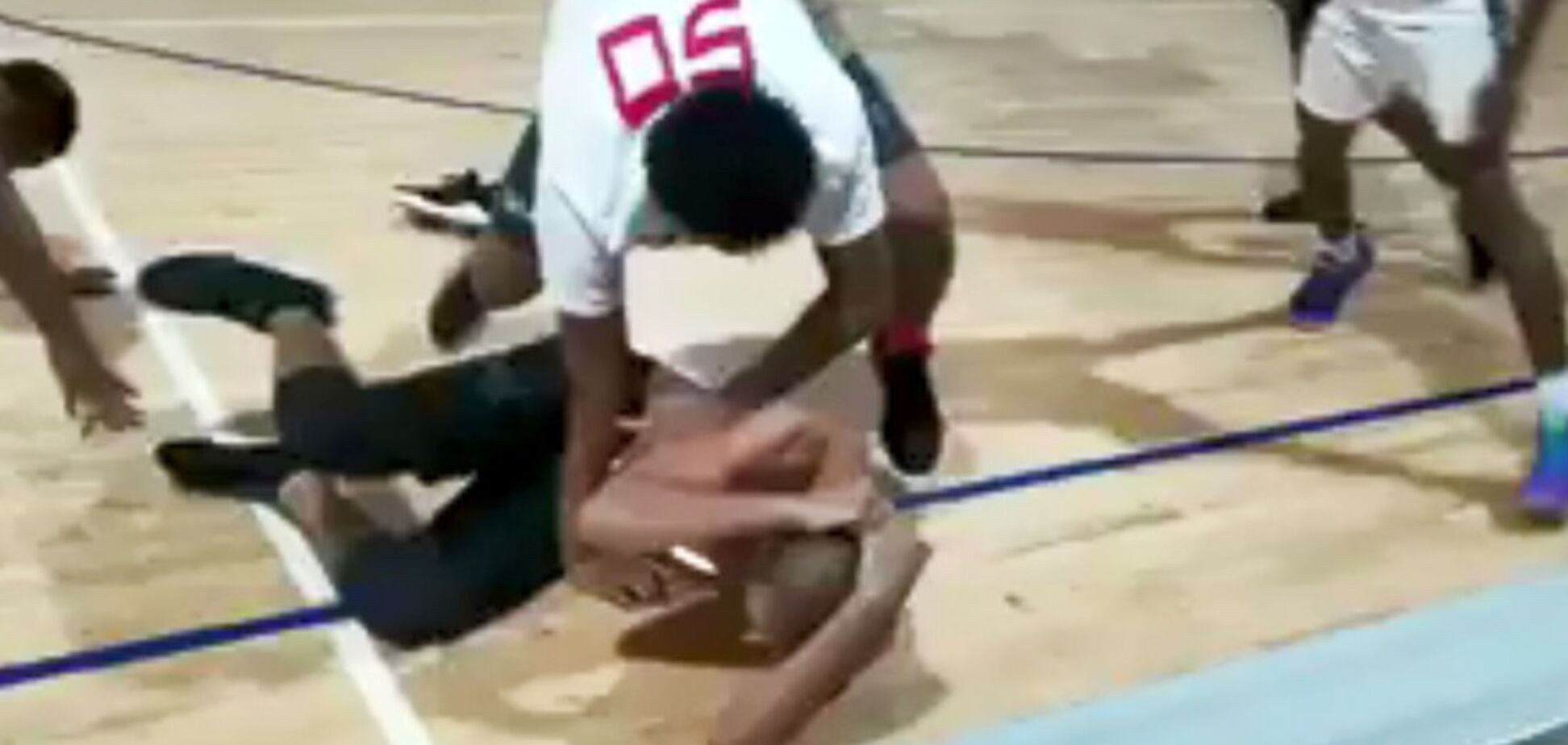  Баскетболисты-школьники в США устроили  жуткое побоище - опубликовано видео