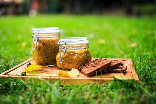 Нежная и диетическая: Руслан Сеничкин поделился рецептом кабачковой икры