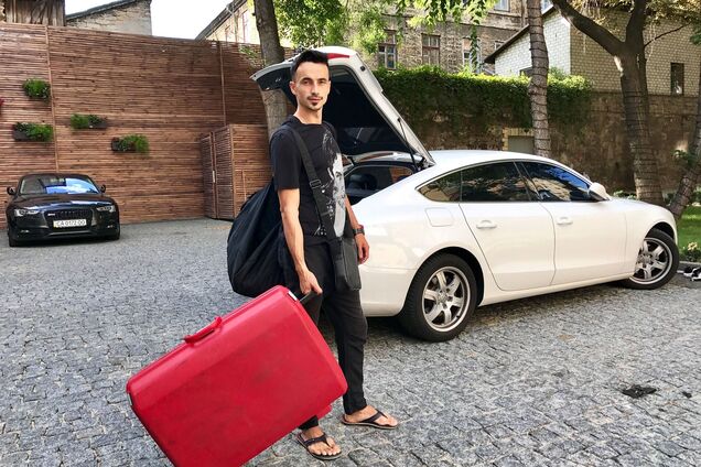 Шоколадные конфеты и носки: звезда балета рассказал, что берет с собой в путешествие