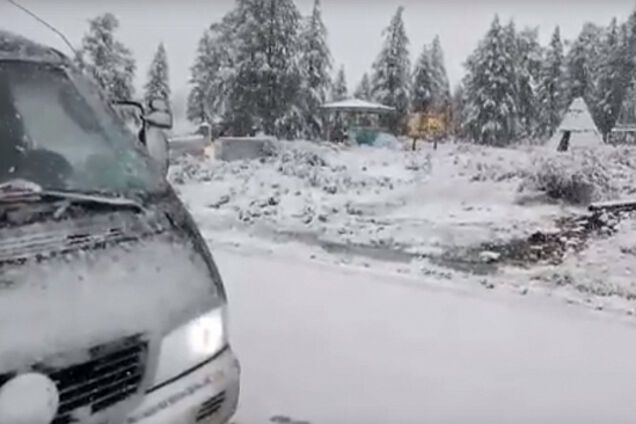 Россию посреди лета завалило снегом: видео аномалии