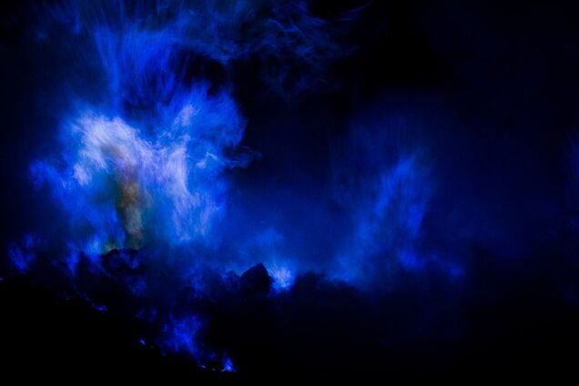 В Індонезії вулкан почав горіти синім полум'ям