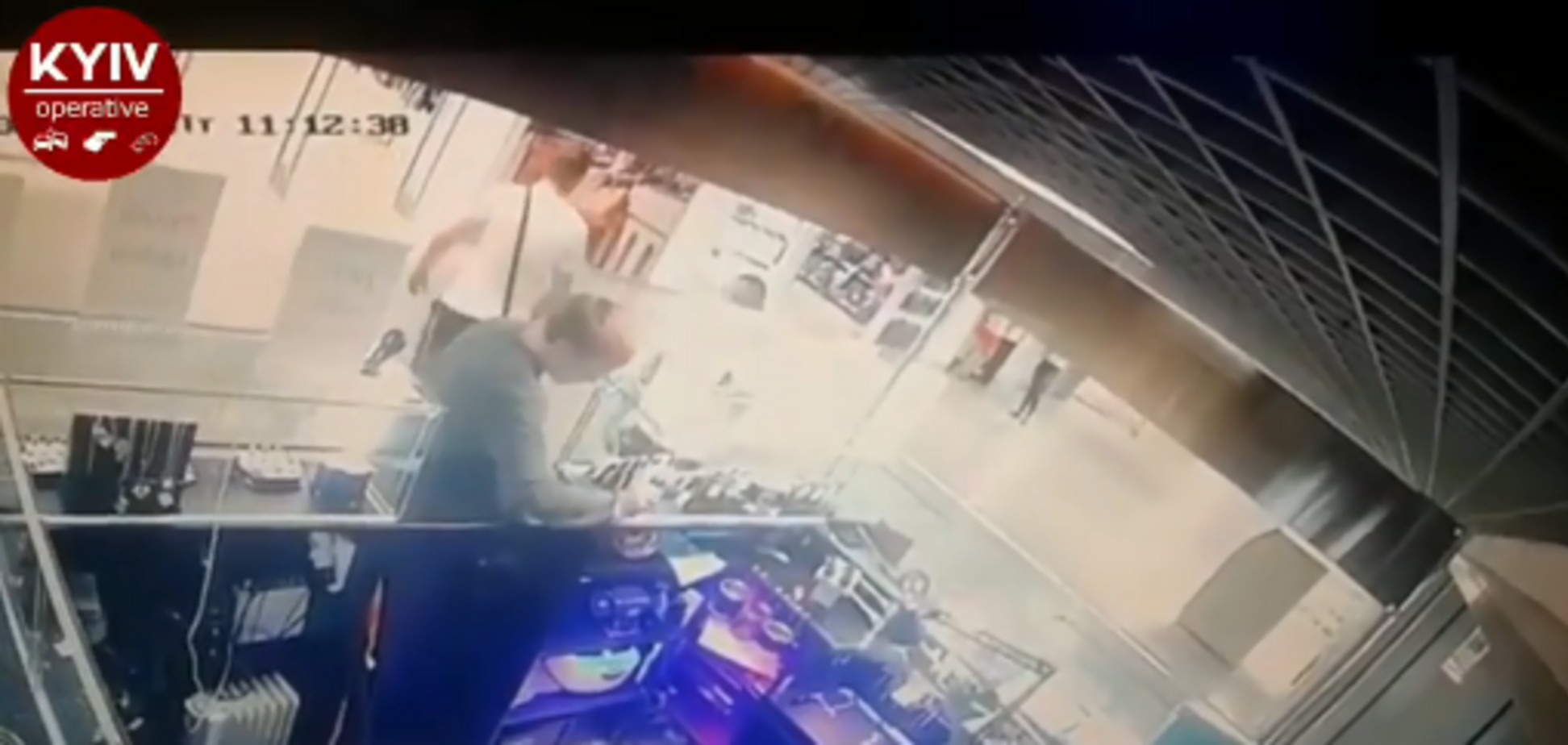 'Работают втроем': в киевском ТЦ воры 'засветились' на камерах