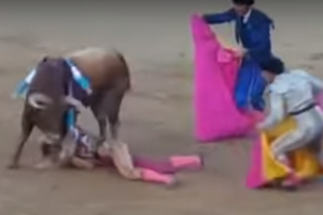 Заживо снял скальп: знаменитый матадор без глаза попал на рога быку. Жуткое фото и видео