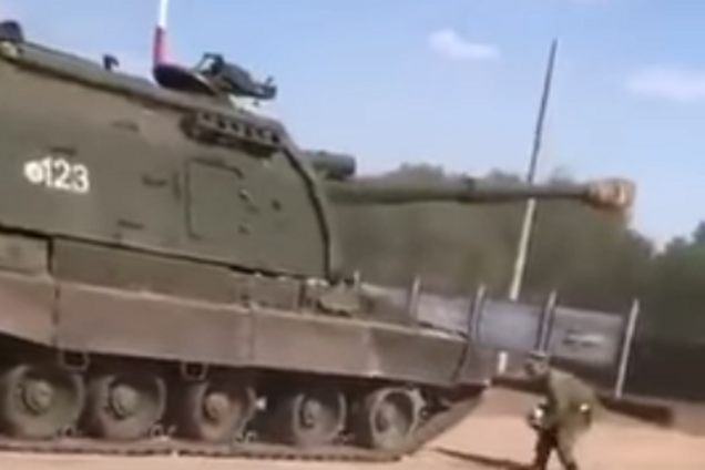 Зупинити гаубицю цеглою: в мережу потрапило епічне відео з військовими Росії