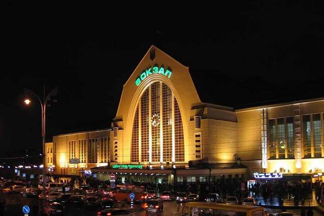 Ж/д вокзал насквозь пропитан жиром, грязью, потом и мочой