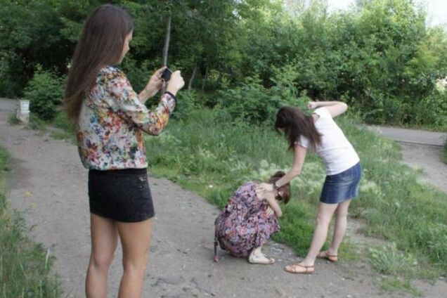 На очах у юрби: у Дніпрі підлітки по-звірячому побили хвору дівчинку