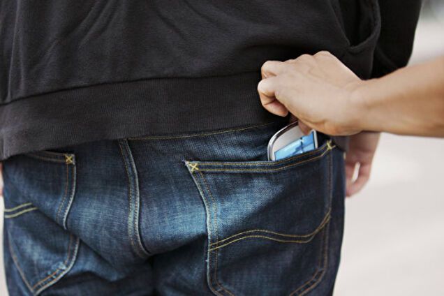 'Никого не боятся!' В сети показали видео с карманником за работой