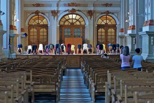 'Это святотатство!' Во Львове скандал из-за йоги в храме