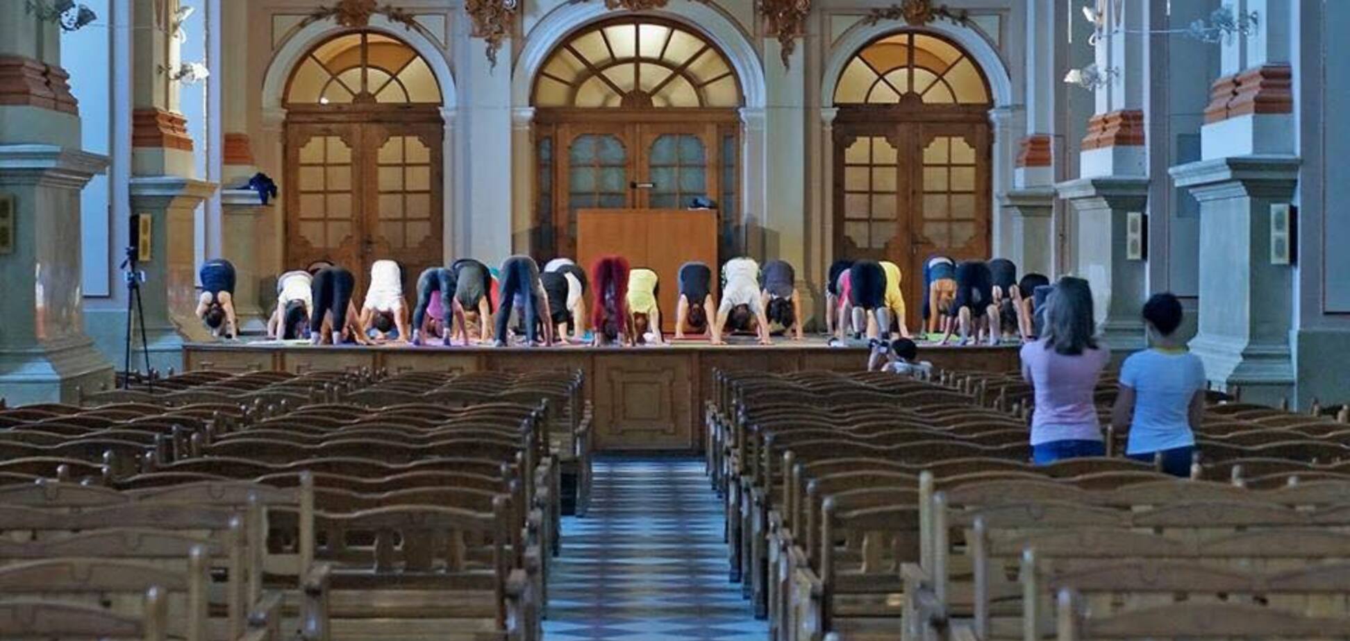 'Це святотатство!' У Львові скандал через йогу в храмі