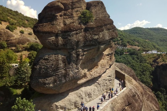 Висят в воздухе: журналистка показала невероятные скалы Греции