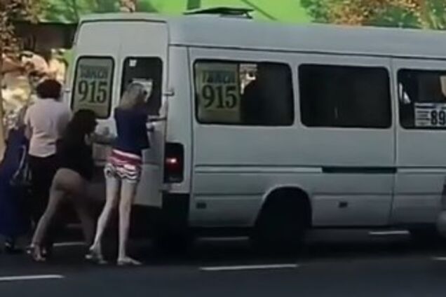 Сильные и независимые: в Запорожье произошел забавный инцидент с маршруткой