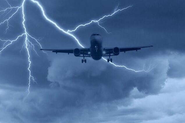 В пассажирский самолет из России ударила молния
