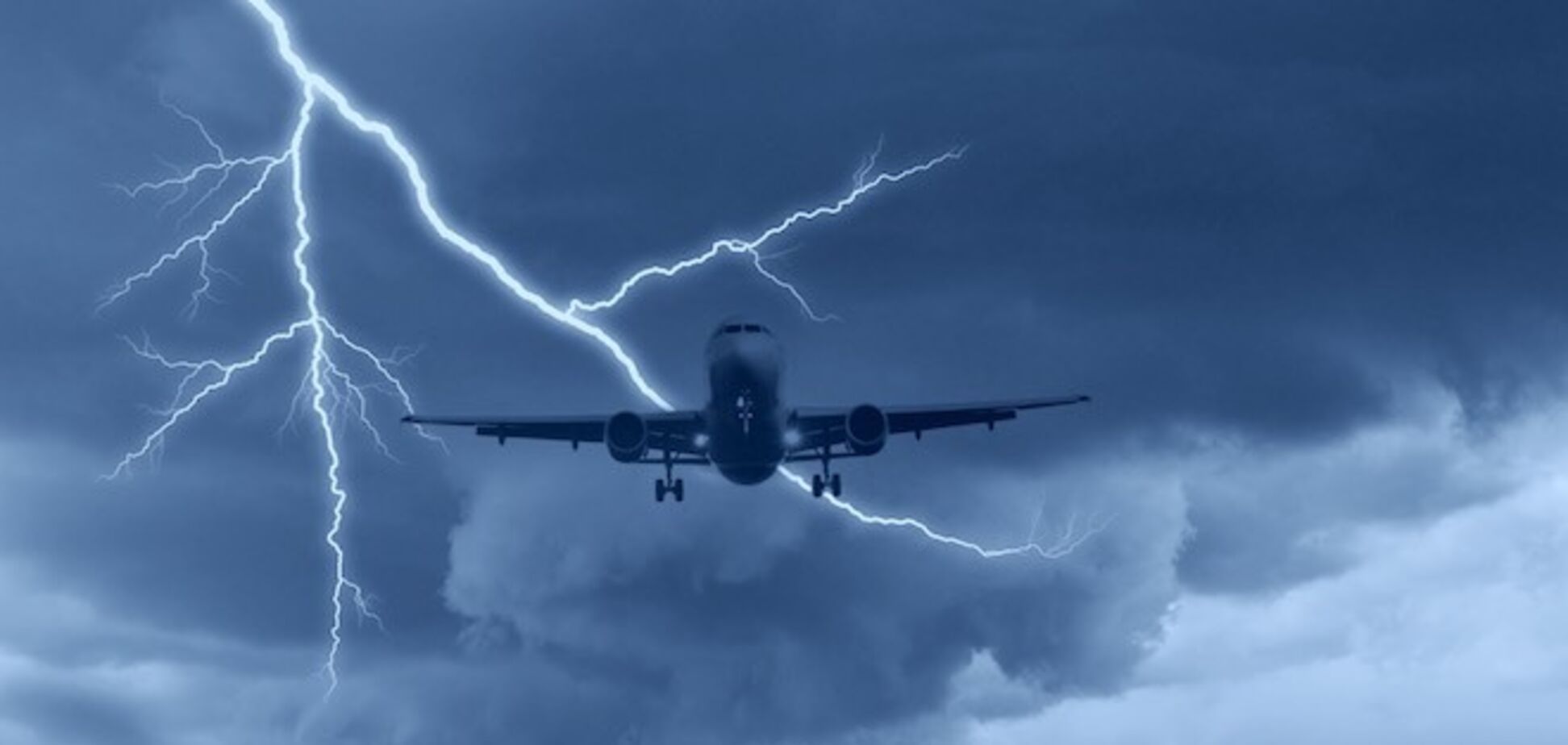 В пассажирский самолет из России ударила молния