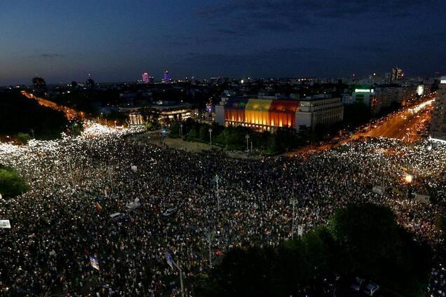 Бухарест охопили масові акції протесту: понад 400 постраждалих. Фото і відео