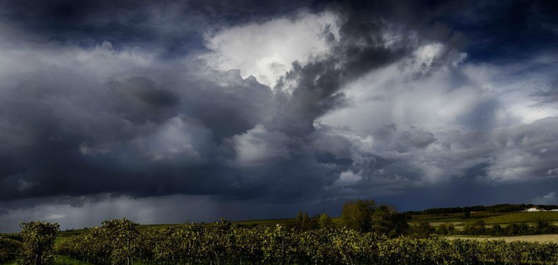 Погода різко погіршиться: в Україні на вихідні оголосили шторм