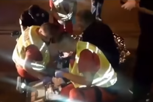 У Києві Lexus на величезній швидкості збив пішохода та зник. Відео 18+