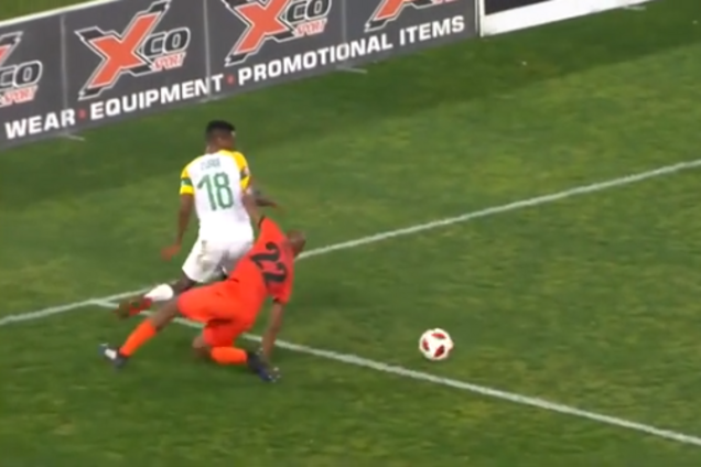 Африканский футболист заставил соперника пропахать лицом газон - опубликовано видео