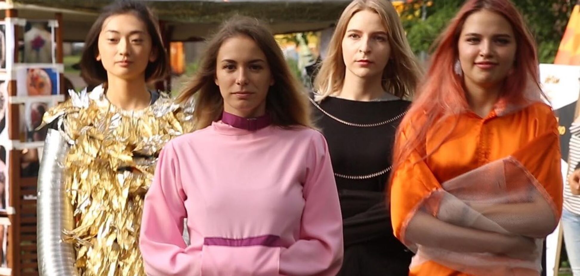 'Викликайте санітарів!' Росіян вирішили вдягнути у гамівні сорочки. Фотофакт