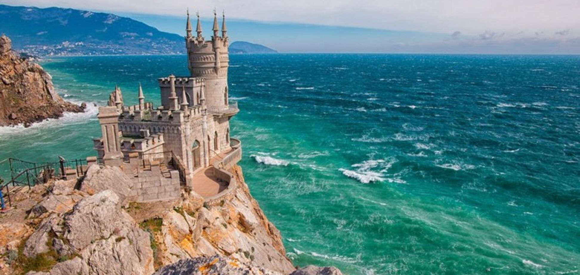 Сезон закончился? В сети показали свежие фото пустующих пляжей в Крыму