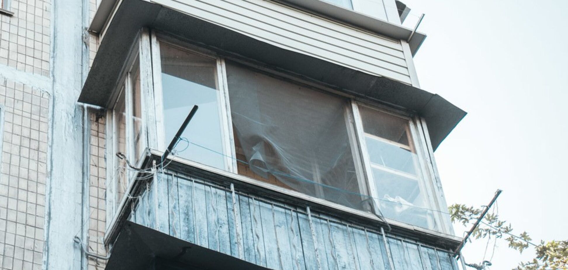  В Киеве с балкона выпал голый мужчина: фото с места событий