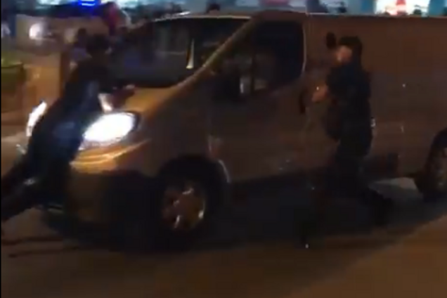 В Ривне гонщик "прокатил" полицейского на капоте: опубликовано видео
