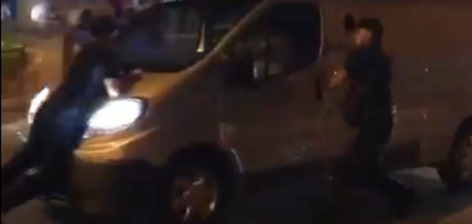 У Рівному гонщик 'покатав' поліцейського на капоті: опубліковано відео
