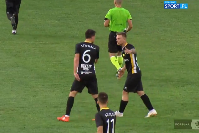 Футболист психанул на поле и поплатился