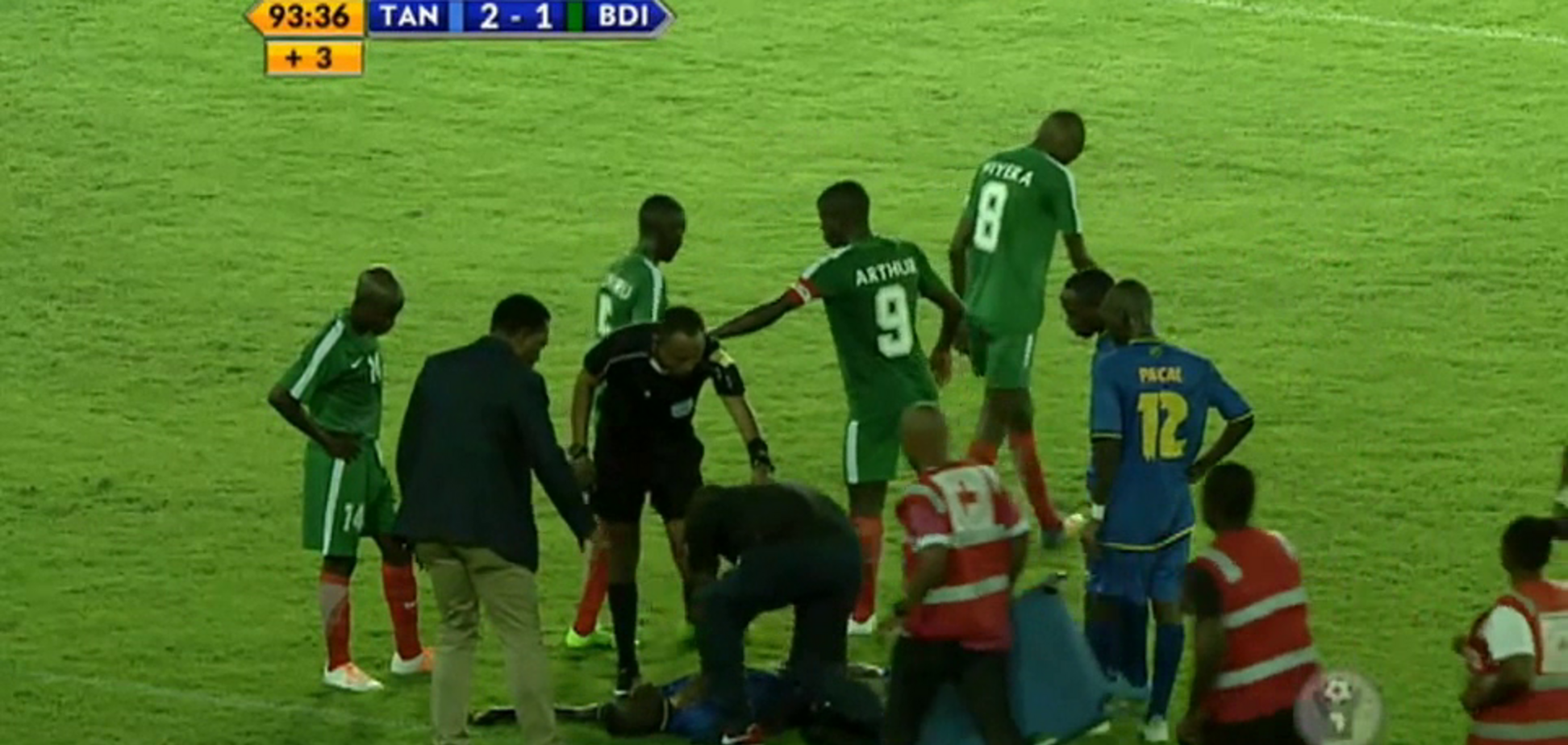 Дичь дня: африканский футболист остановил соперника жутким ударом