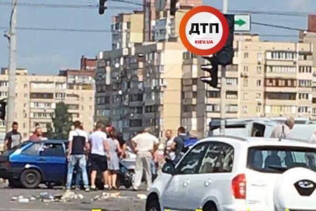 В Киеве авто влетело в толпу пешеходов: появились фото и видео