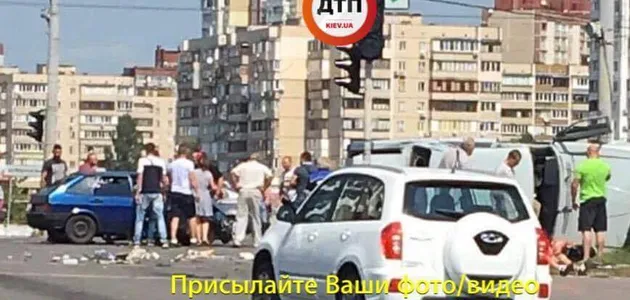У Києві авто влетіло у натовп пішоходів: фото і відео