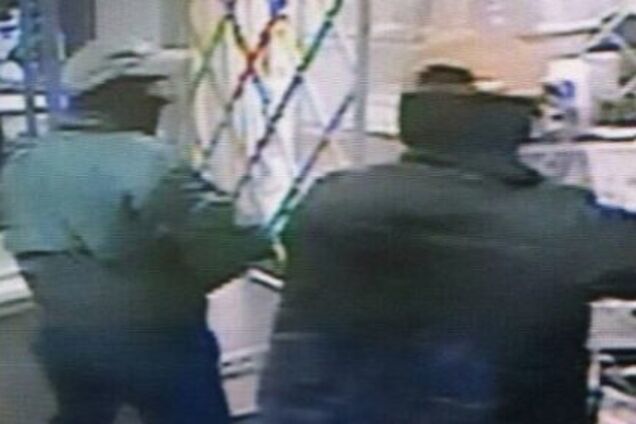 Вооруженное ограбление ювелирного в Киеве: момент преступления попал на видео