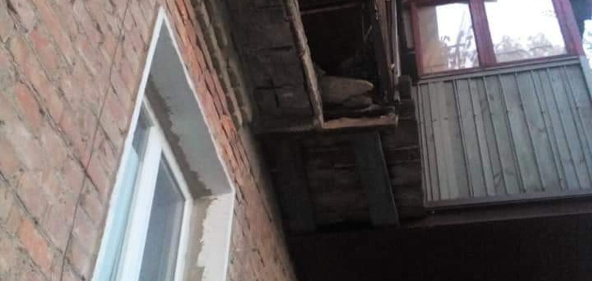 В Запорожье обрушился балкон вместе с девушкой