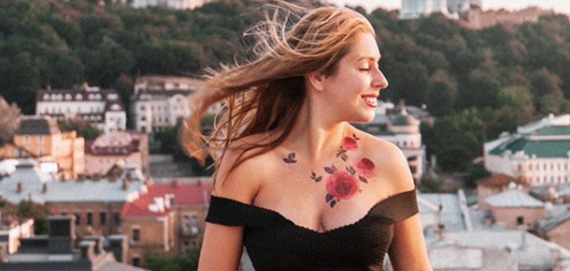 'Прямо на груди': популярный блогер рассказала о забавном конфузе в путешествии