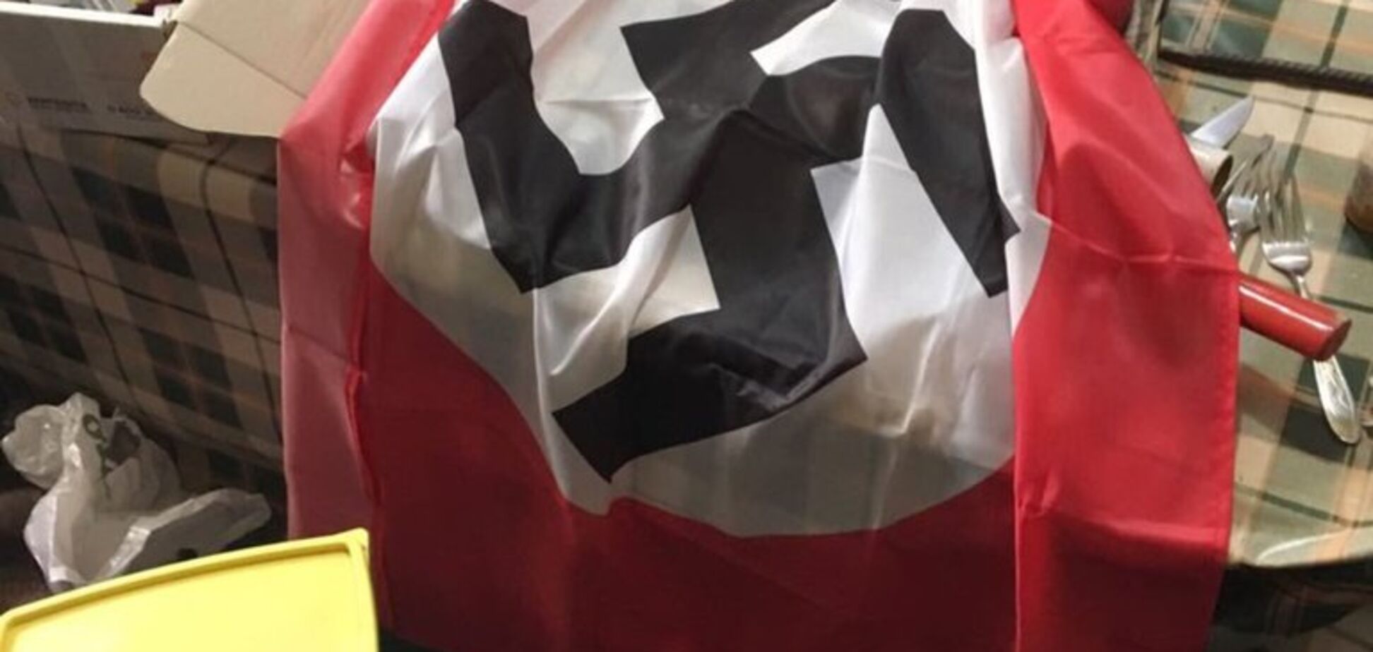 Прапор зі свастикою та бити: з'явилися фото з камер 'торнадівців'