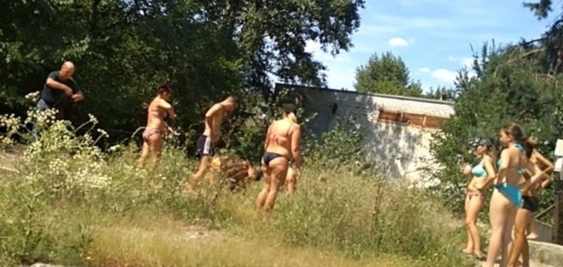 Устроили самосуд, а потом подрались: видео расправы над вором в Запорожье