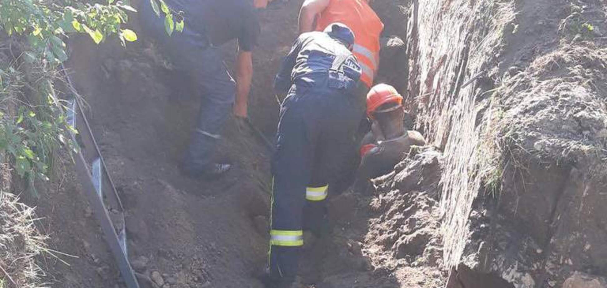 Под Киевом людей заживо засыпало землей: что известно
