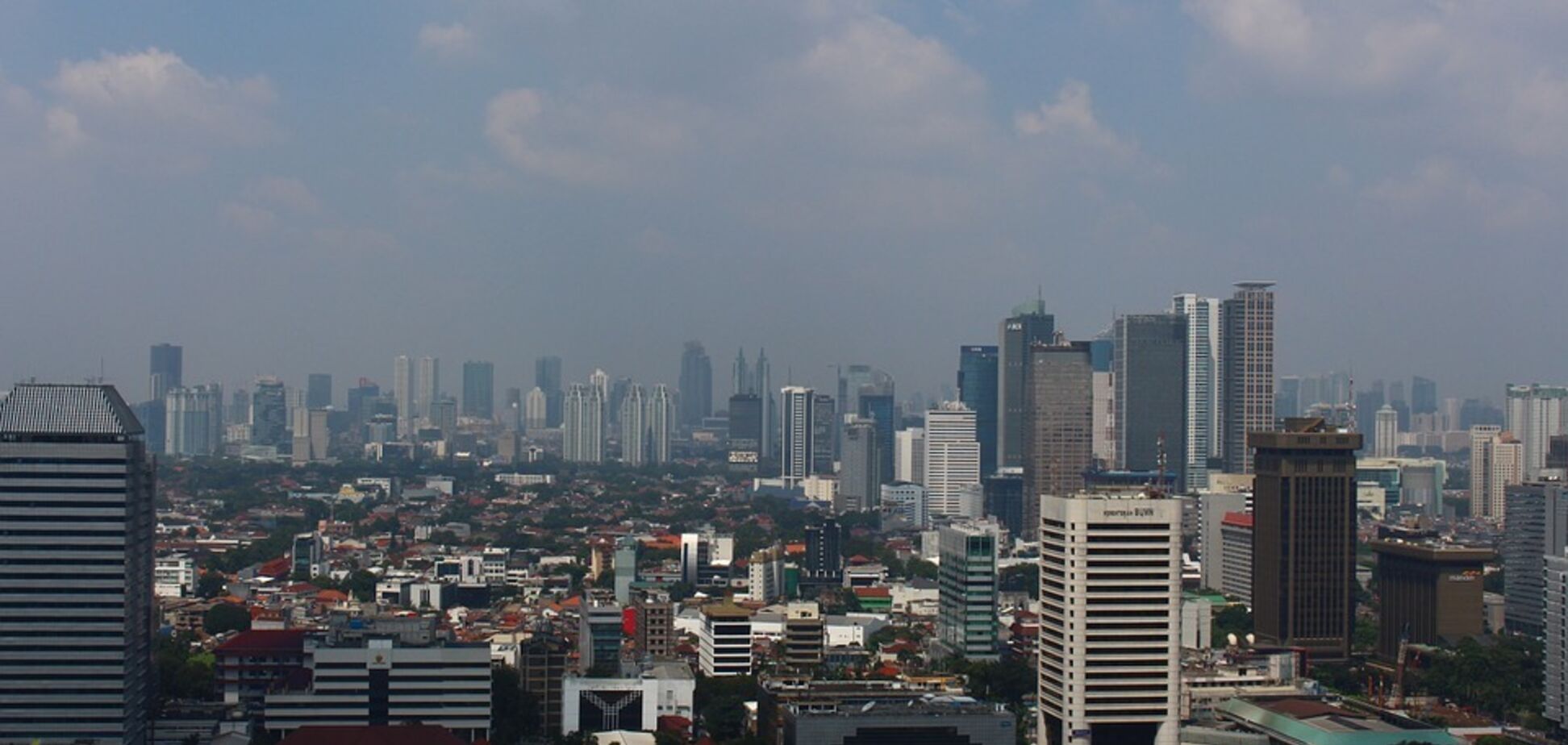 Величезна столиця в Азії зникає під водою: фото міста, що гине
