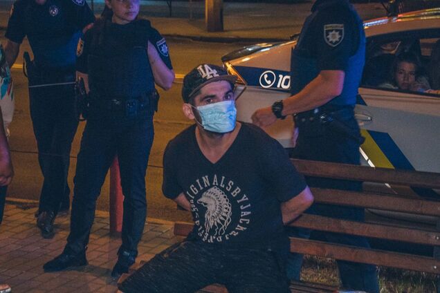 Кашляли на копа: в Киеве неадекваты набросились с ножом на прохожих