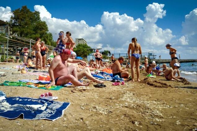 Квас и вата: появились фото, как проходит курортный сезон в Феодосии