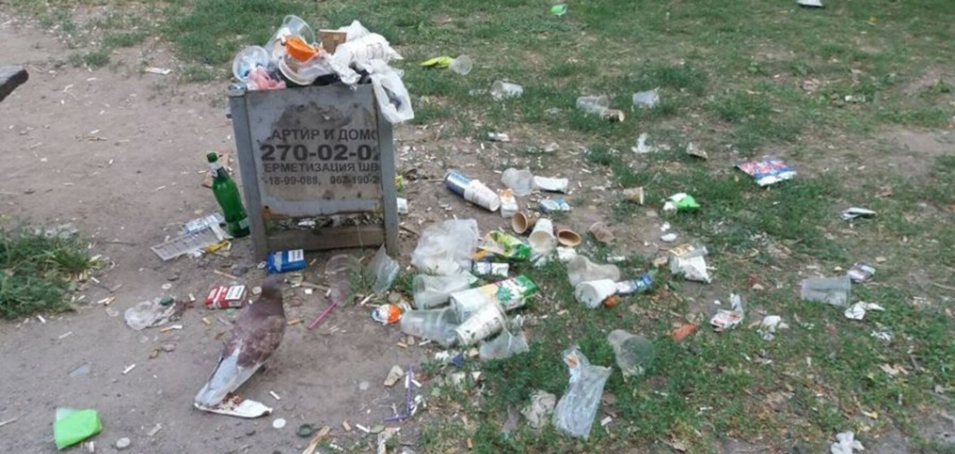 В Запорожье детскую площадку превратили в мусорную свалку